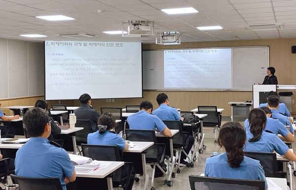 사진 설명/피해상담사 3급 전문교육 강의 수강 중인 해양경찰청 공무원.