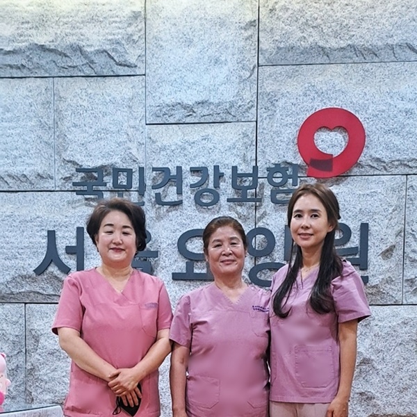 사진 설명/국제아로마테라피임상연구센터의 윤선영 전문강사, 박양숙 전문강사, 이시은 전문강사가 국민건강보험공단 서울요양원에서 힐링아로마프로그램을 진행하고 있다.