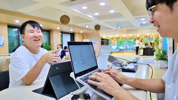 사진 설명/서울장애인종합복지관 AI 활용 이용자 참여 음악 제작 이벤트 중 참여자 사연을 가사로 만드는 모습.