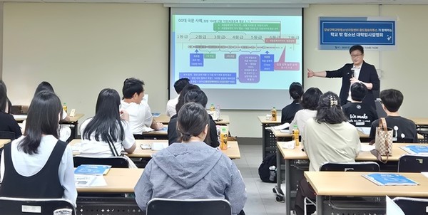 사진 설명/이투스 진로진학센터 박중서 센터장이 학교 밖 청소년을 대상으로 입시설명회를 진행하고 있다.