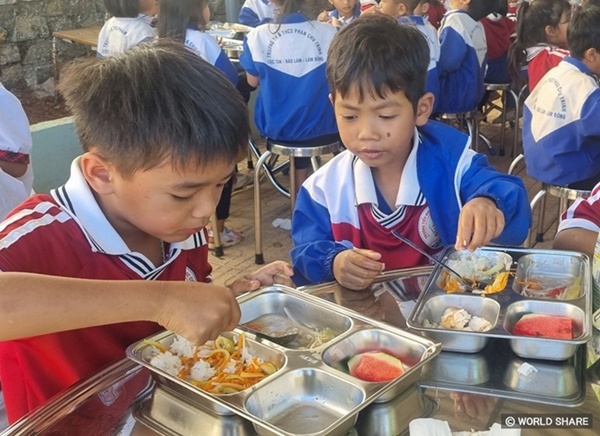 사진 설명/급식실에서 식사를 하고 있는 아동 모습.