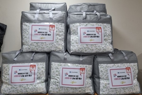 사진 설명/굿모닝아이텍이 고양시 폭우 피해 주민 지원을 위해 마련한 이불 30채.