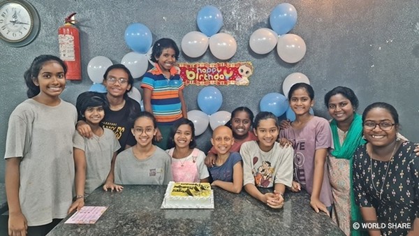 사진 설명/생일 파티를 하는 월드쉐어 아이들.