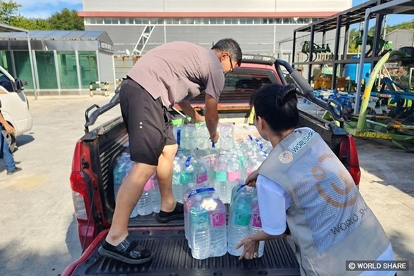 사진 설명/월드쉐어 직원이 지원할 식수를 차량에 옮겨 싣고 있다.