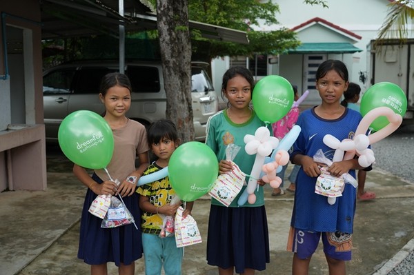 사진 설명/부스러기사랑나눔회 드림풀 해외봉사단이 준비한 선물과 풍선을 받은 캄보디아 아이들. 이번 봉사활동에는 후원자와 임직원 등 12명의 봉사단원이 참여했다. 제공/부스러기사랑나눔회.
