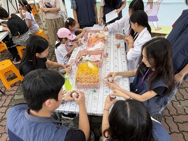 사진 설명/청소년과 시민이 함께 생명존중 캠페인에 참여하고 있다.