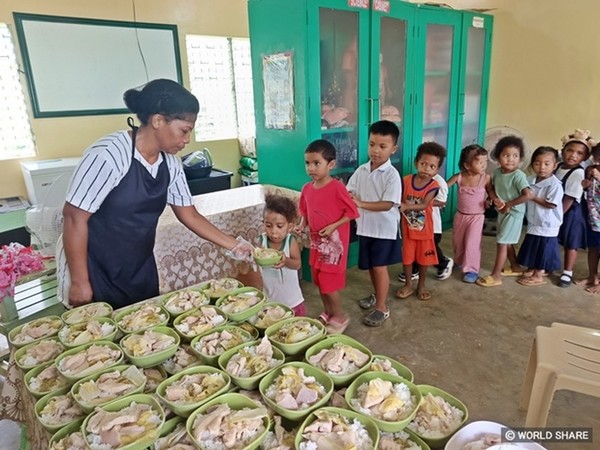 사진 설명/필리핀 아닝와이-사카티한 학교 아이들이 급식을 받고 있다.