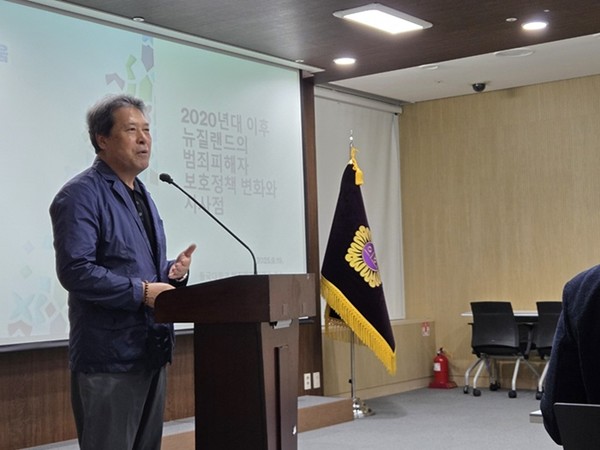 사진 설명/이윤호 이사장((사)코바피해자포럼, (사)목멱사회과학원)의 인사말.