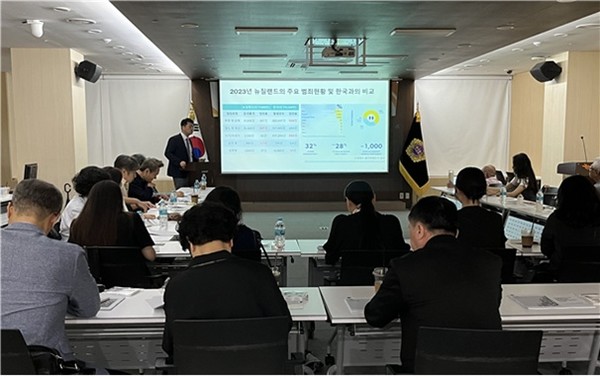 사진 설명/김연수 교수(동국대학교)의 뉴질랜드 지원 제도 설명.