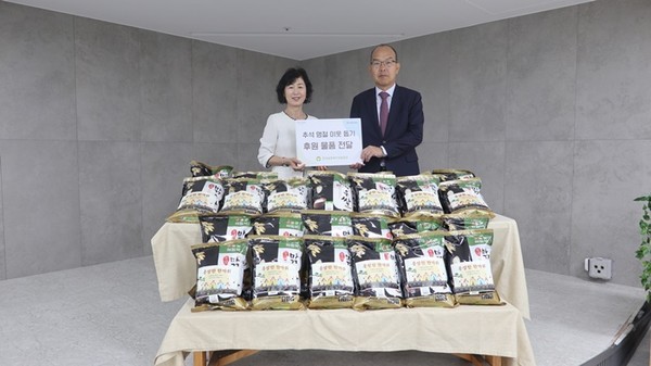 사진 설명/윤종진 이사장(오른쪽)이 박현숙 명륜종합사회복지관장(왼쪽)과 함께 후원물품 전달식에서 기념 촬영을 하고 있다.