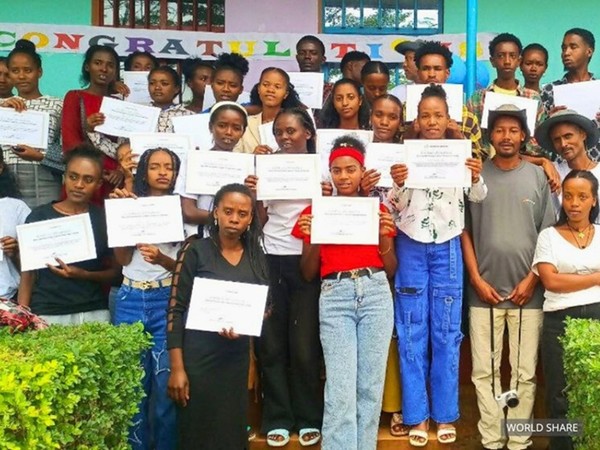 사진 설명/관과 TVET 센터에서 열린 봉제기술 직업훈련 10기 졸업식에서 졸업생들이 증서를 들고 기념촬영을 했다.