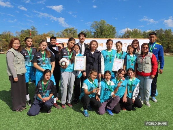 사진 설명/축구 경기 이후 메달을 수여받은 학생들. 제공/월드쉐어.