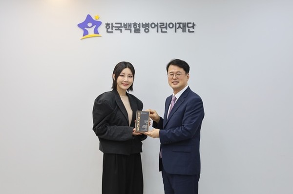 사진 설명/KCLF 아너스클럽 위촉식 기념사진. 왼쪽부터 장지윤 이경민포레 대표, 서선원 한국백혈병어린이재단 사무총장. 제공/한국백혈병어린이재단.