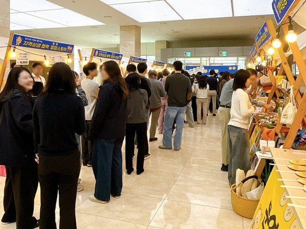 사진 설명/팝업스토어가 한국전력기술 임직원과 지역주민들로 북적이고 있다.