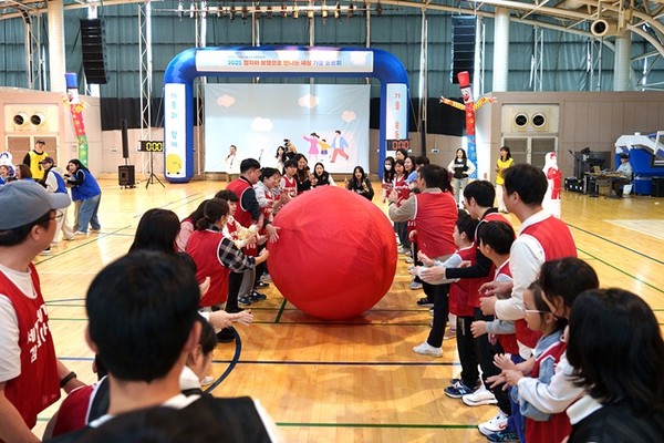 사진 설명/시각장애 아이들과 가족이 ‘가족 운동회’ 테마의 다양한 점자/보행 프로그램을 즐겼다.