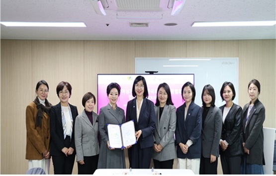 사진 설명/업무협약 후 양 기관 관계자들의 단체 사진.