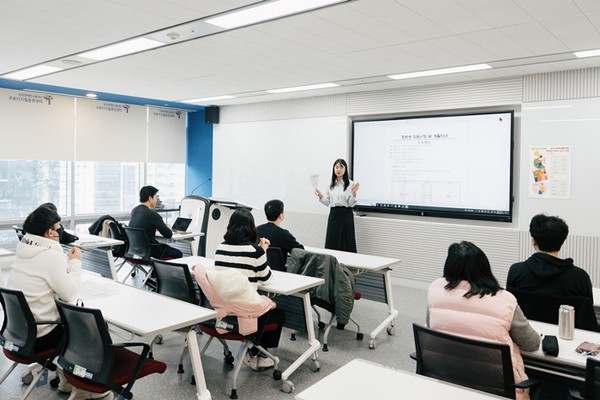 사진 설명/SK행복나눔재단 취업 연계형 장애인 육성 프로그램에 참여한 장애인 훈련생들이 직무 훈련을 받고 있다. 제공/행복나눔재단.