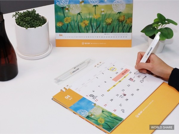사진 설명/전 세계 그룹홈 아동들의 그림으로 완성한 월드쉐어의 2026년 기부 달력. 기부에 참여하면 누구나 받아볼 수 있으며, 기부금은 전액 아동공동체 교육 지원비로 사용될 예정이다.